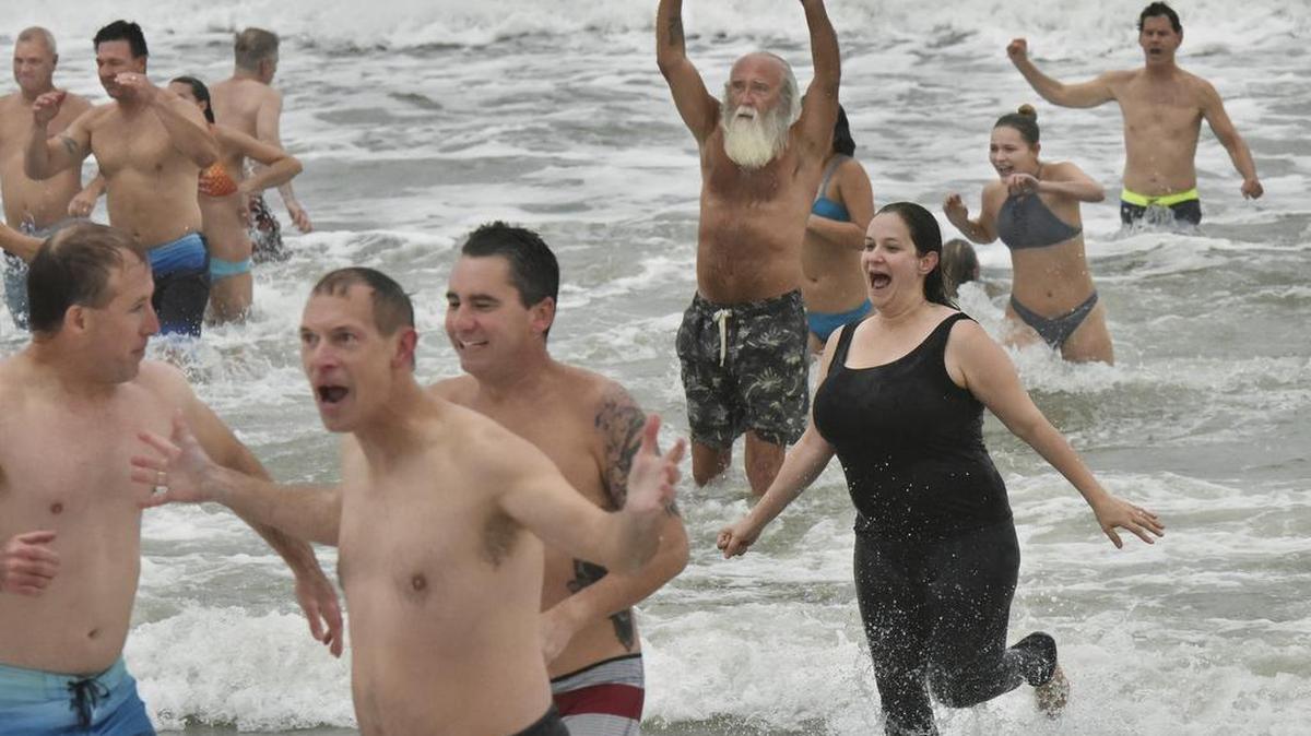 Personas participan en una competencia en Jacksonville Beach, Florida, el 1 de enero de 2018.