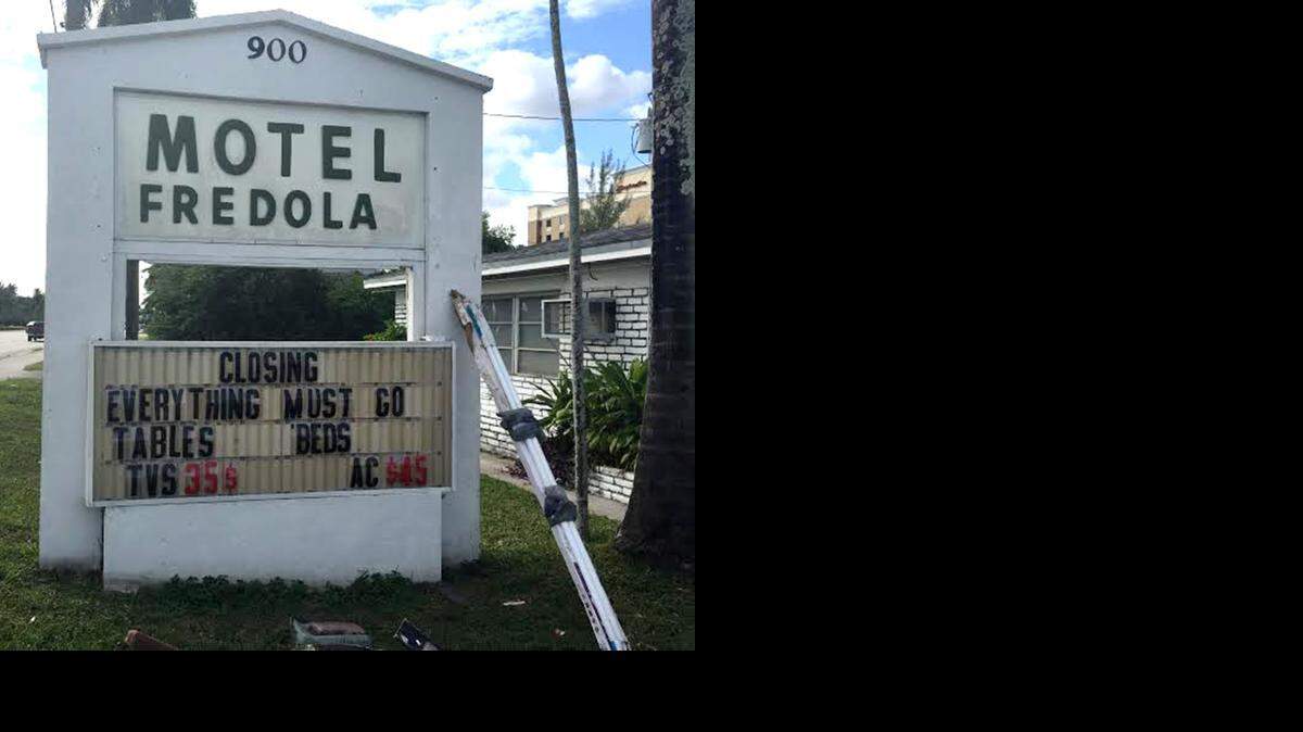 
Un letrero anuncia el cierre del emblemático motel en Hallandale.


