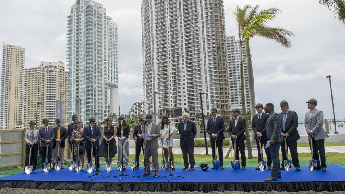 Miembros de la marca inglesa de automóviles Aston Martin, de la empresa inmobiliaria Coto, G&G Business Developments y de la alcaldía de la ciudad de Miami participan en la ceremonia de colocación de la primera piedra el 18 de octubre de 2017.
