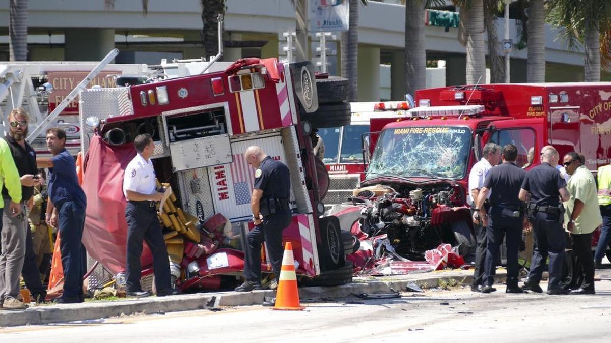 
Dos vehículos del Departamento de Bomberos de Miam chocaron el martes, en la la avenida 12 del noroeste y la calle 14, cerca del Jackson Memorial Hospital. 
