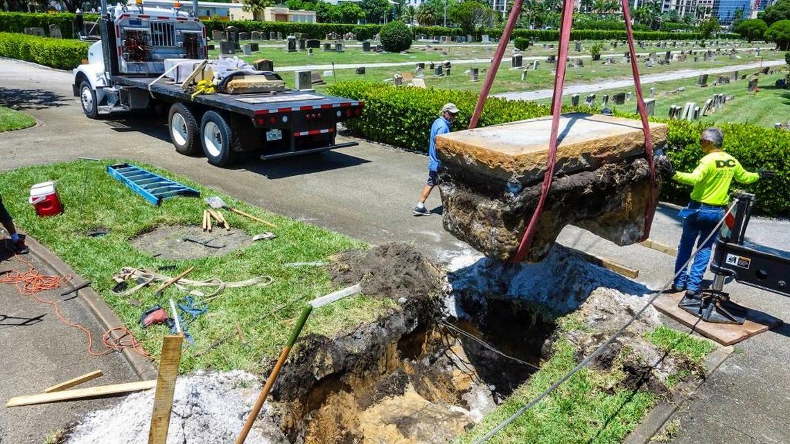 Trabajadores retiran la base de monumento confederado en el cementerio de Woodlawn en West Palm Beach, el 22 de agosto.