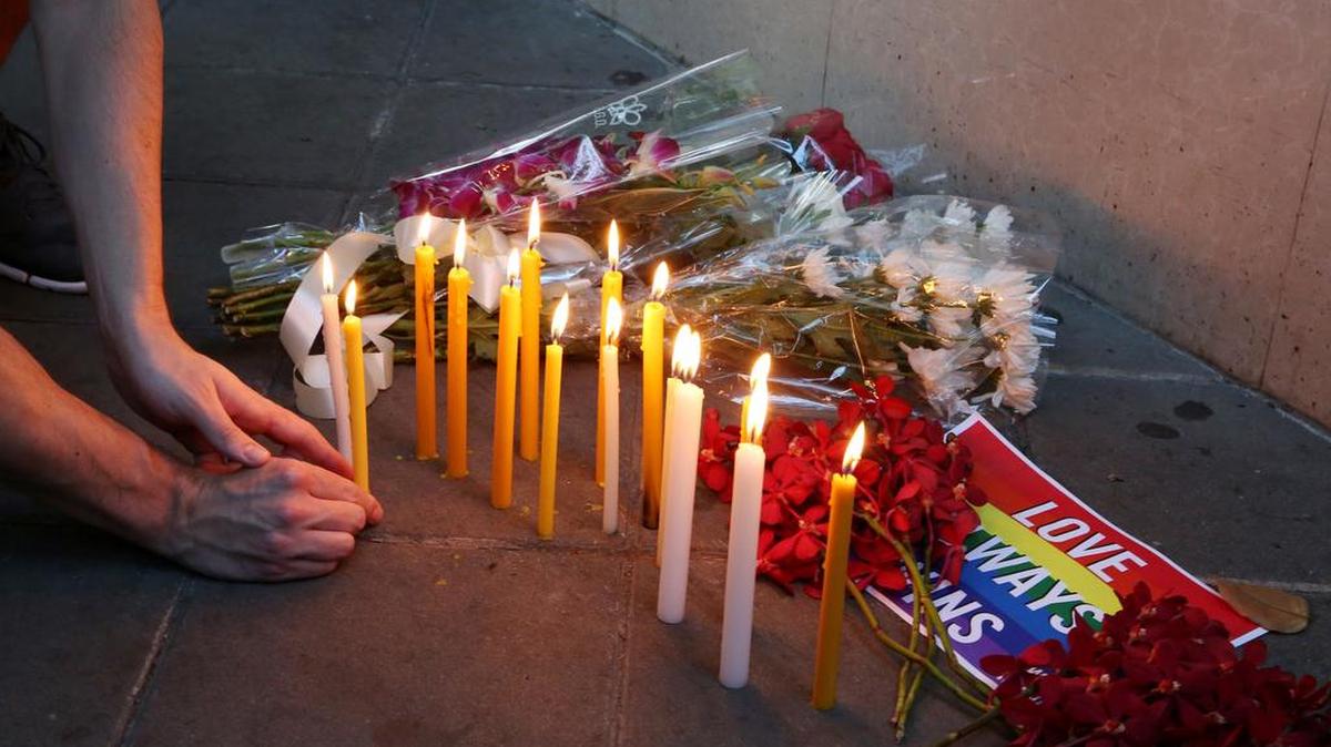Visitantes encienden velas en honor a las víctimas de la matanza en Orlando, Florida, este domingo frente a la Embajada de EEUU en Bangkok, Tailandia.