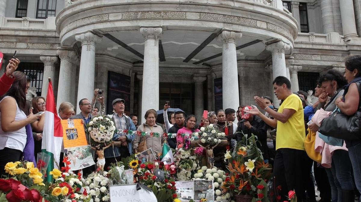 Decenas de admiradores del cantautor mexicano fallecido el 28 de agosto, Juan Gabriel, colocan flores y velas en el Palacio de Bellas Artes en Ciudad de México.
