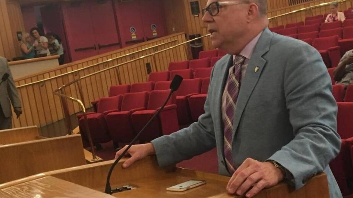 El representante demócrata por Miami-Beach, David Richardson, habla en la Comisión de Miami-Dade sobre la propuesta de prohibir la ‘terapia de conversión’ en una audiencia la semana pasada.