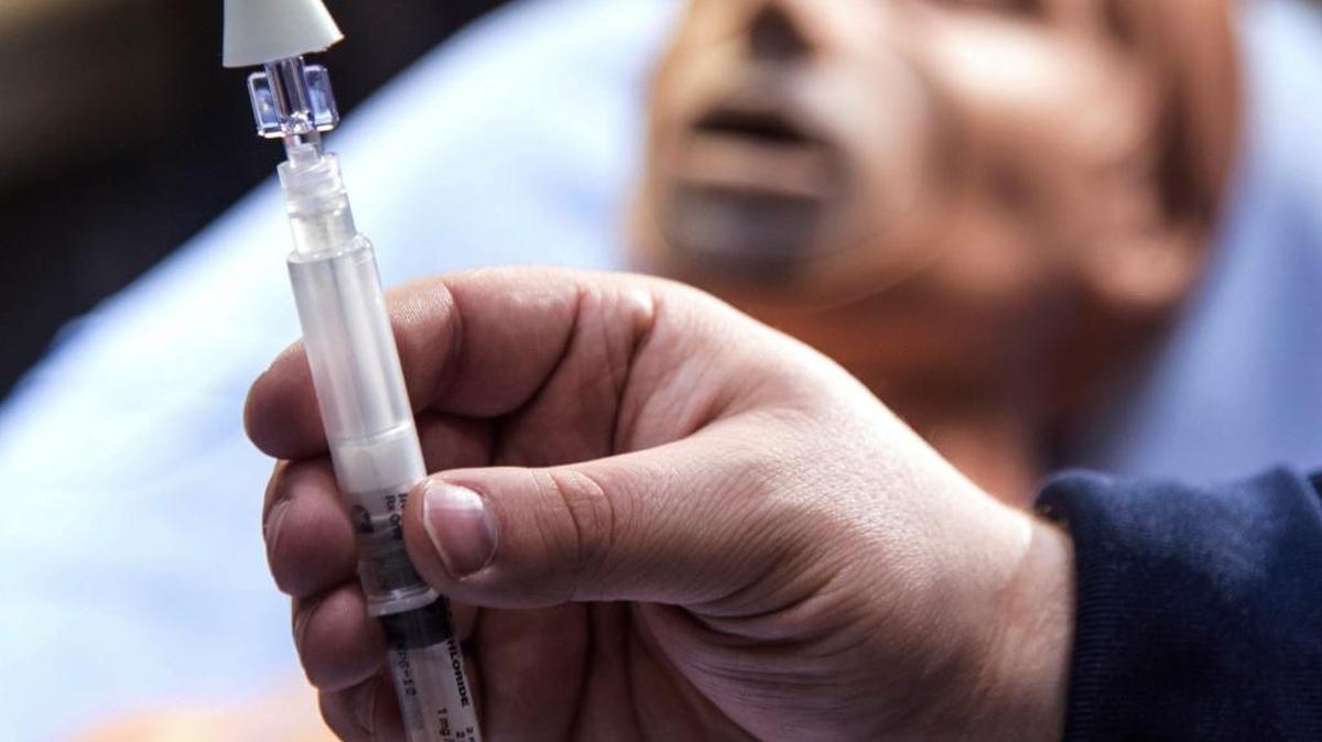 En EEUU, donde las muertes por na se han triplicado entre el 2010 y el 2014, año en el que 10,574 estadounidenses murieron por sobredosis relacionadas con la heroína, según la Agencia Antidrogas Estadounidense (DEA).