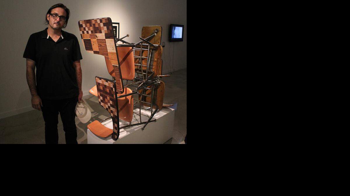 
Carlos Rigau, finalista a la beca CINTAS en artes visuales, junto a la escultura ‘The Coldness of Chrome’, 2014.
