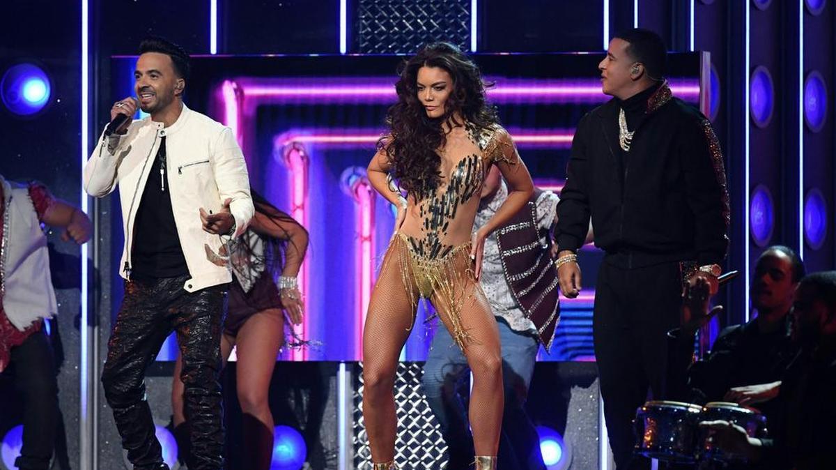 Luis Fonsi (izq.) y Daddy Yankee interpretan su exitosa canción ‘Despacito’ durante la 60 entrega de los Premios Grammyt el 28 de enero de 2018 en New York.