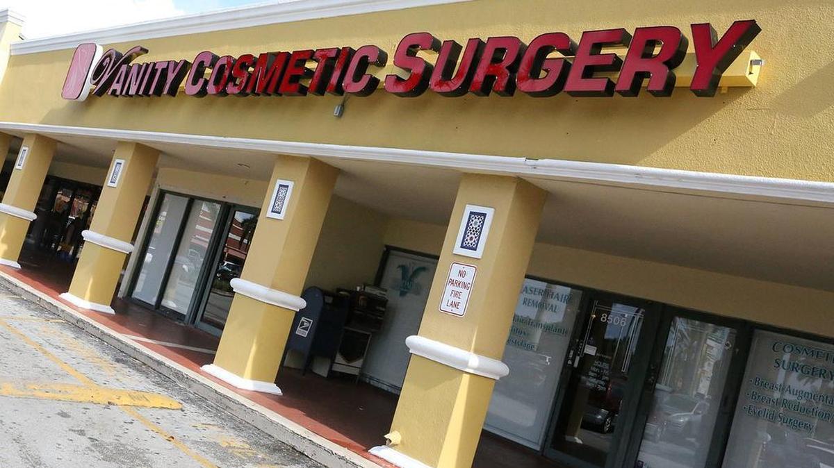 Fachada de la clínica Vanity Cosmetic Surgery en la Calle 8 y la Avenida 85 del SW.