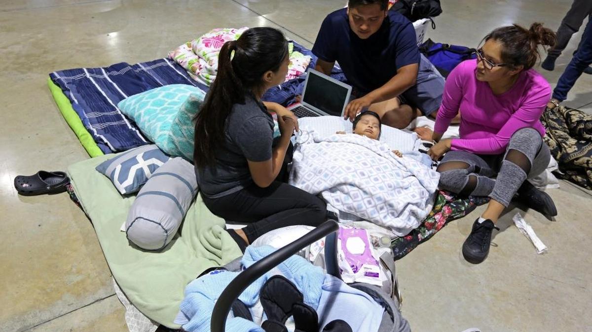 Nelly y Nicholas Pérez vigilan a su hijo Nicholas de 2 meses de edad, junto con la tía Nelly Díaz en el refugio de huracanes en Miami-Dade.