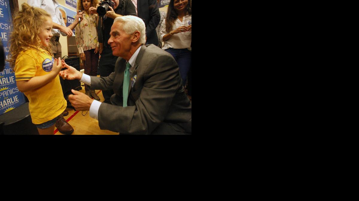 
El candidato demócrata para gobernador de la Florida, Charlie Crist, habla con la pequeña Nyla Manzano durante la inauguración el miércoles de su oficina de campaña en Hialeah.


