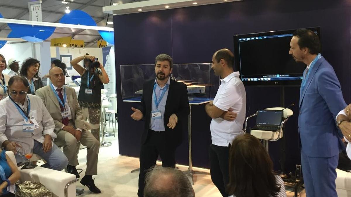 Al frente, Paolo Trevisan, director de diseño de la compañía italiana Pininfarina, presenta el proyecto del yate de lujo Ottancinque, durante el reciente Fort Lauderdale International Boat Show.
