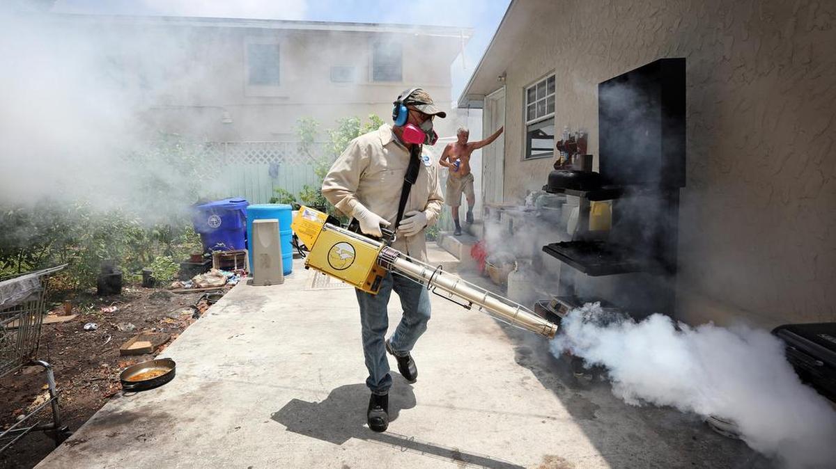 Carlos Varas, un inspector de mosquitos del condado Miami-Dade, fumiga casas en la zona de Wynwood, el año pasado.