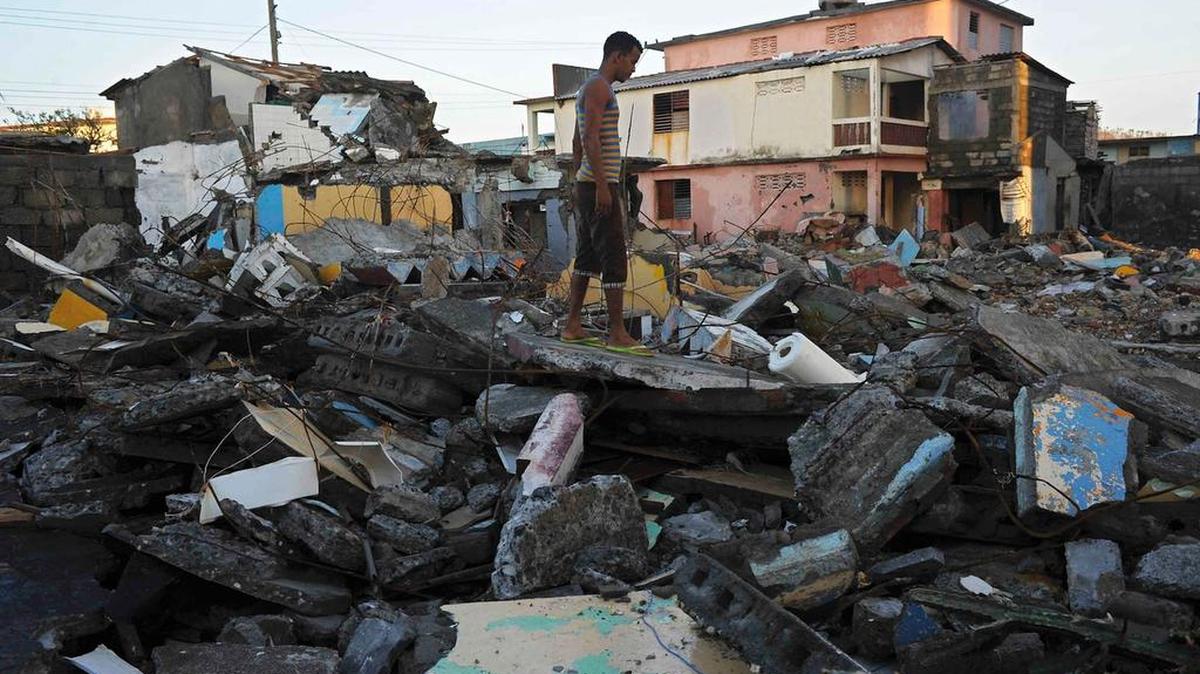 Habitantes de Baracoa, en la provincia de Guantánamo, en el oriente de Cuba, realizan el viernes labores de limpieza después del paso del huracán Matthew.