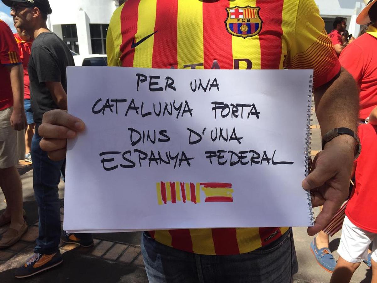 Un manifestante sostiene un cartel en donde se lee "Por una Cataluña fuerte en una España federal" el domingo 8 de octubre de 2017, en una manifestación en defensa de la unidad de España, en Miami (EEUU).