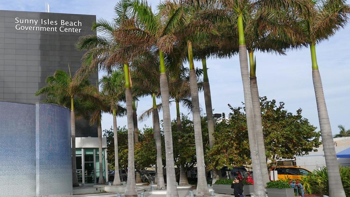 El caso se inició el 24 de noviembre, cuando Espinosa Gómez llegó al edificio gubernamental de Sunny Isles Beach, en el 18070 de Collins Avenue.