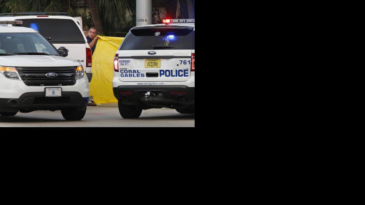 
Un policía investiga el área donde fue arrollado un ciclista el jueves en la mañana, en Coral Gables. 
