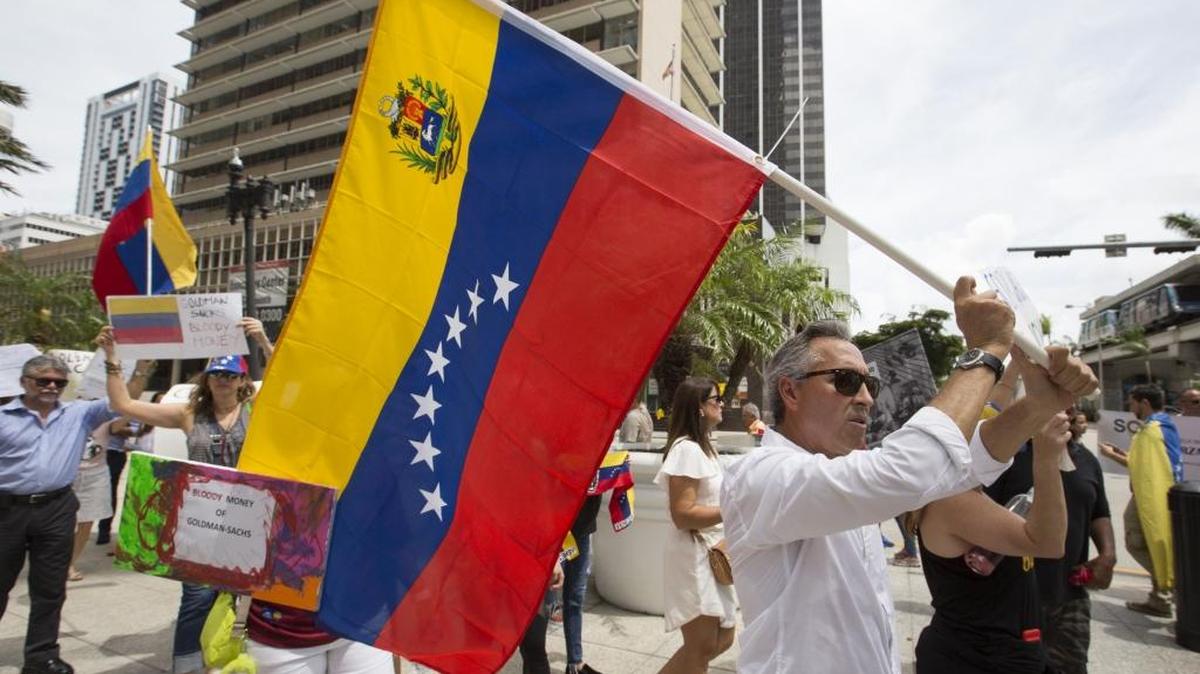 Andres Vincentini, de 59 años, fue uno de las exiliados venezolanos que el jueves, 1 de junio de 2017 se manifesto frente a las oficinas de Goldman Sachs en Miami contra esa empresa. Medio centenar de exiliados convocados por Venezolanos Perseguidos Políticos en el Exilio (Veppex) gritaron consignas en inglés y en español en las inmediaciones del edificio de la financiera en repudio a la adquisición de bonos de la petrolera estatal PDVSA. "Rechazamos la compra por 860 millones de dólares, que constituyen un oxígeno para un régimen que está violando los derechos humanos y que de no tener estos auxilios le quedaría muy poco tiempo en el poder", dijo a Efe José Antonio Colina, presidente de Veppex.