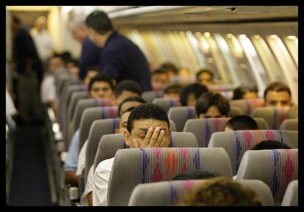 Fotografía de archivo abordo de un avión de la Policía de Inmigración y Aduanas (ICE) rumbo a Honduras a donde transportaron 100 hondureños deportados en el 2008.