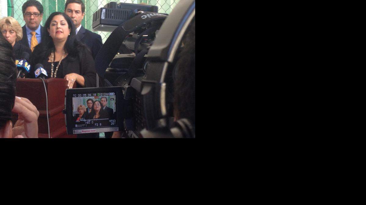 
“Nada ha cambiado. La crisis sigue aquí. Hay que conseguir el dinero”, dijo Bertila Soto, la jueza principal del Condado, en conferencia de prensa frente a la escalinata de entrada al juzgado.


