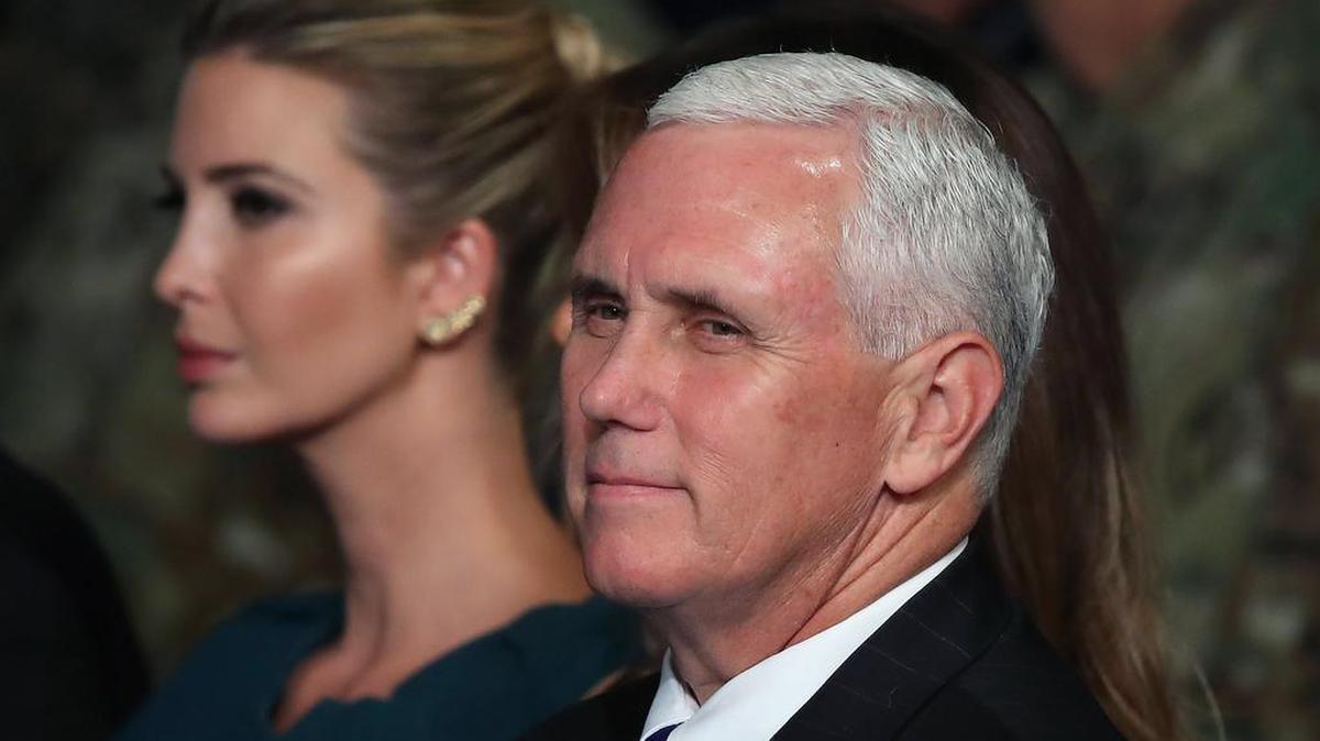 El vicepresidente de los Estados Unidos, Mike Pence (d), se sienta junto a Ivanka Trump (i), mientras el presidente, Donald J. Trump, entregue observaciones sobre la participación estadounidense en Afganistán, el lunes, 21 de agosto de 2017, en la base militar de Fort Myer, en Arlington, Virginia.