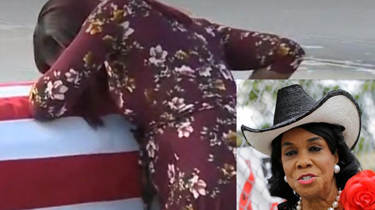 La esposa embarazada del sargento caído La David Johnson llora sobre el ataúd de su esposo en Miami.