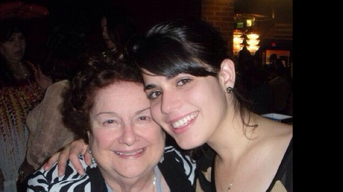 
Edyna García (der.) creó el blog en homenaje a su abuela, Hada Béjar García, una actriz cubana a la que le encantaban las modas. Béjar murió de cáncer del estomago en marzo del 2014, a los 83 años.


