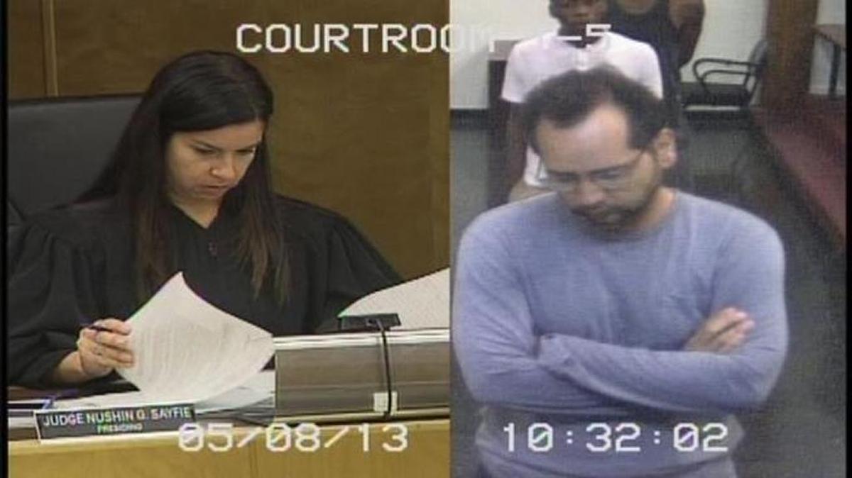 Orlando Llorente, un cirujano plástico de Miami, enfrentó cargos de asesinato y secuestro intentado en mayo del 2013 después de que él mantuvo a su ex novia cautiva y la golpeó durante varias horas, según la policía. Los cargos fueron retirados más tarde.