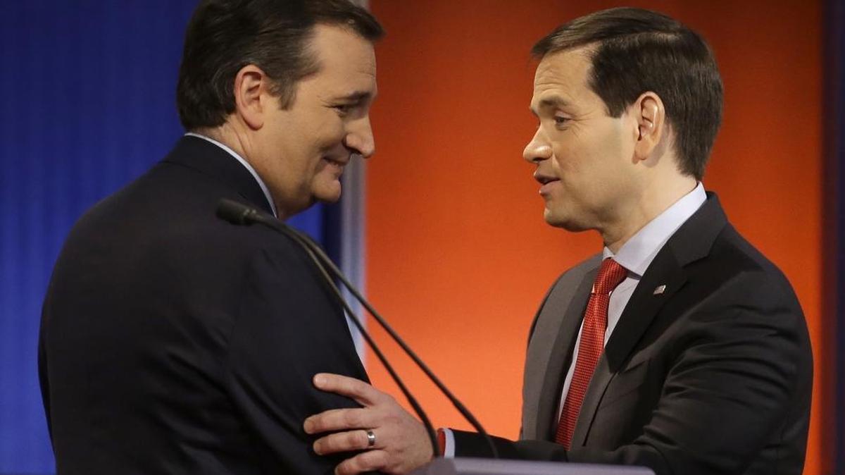 Los candidatos republicanos, Ted Cruz (izq.) y Marco Rubio, se saludan al finalizar un debate previo a la votación en Iowa, en enero.