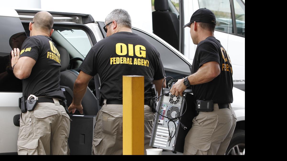 
En la foto de archivo, agentes federales confiscan computadoras de la agencia de servicios médicosWillsand Home Health, Inc.


