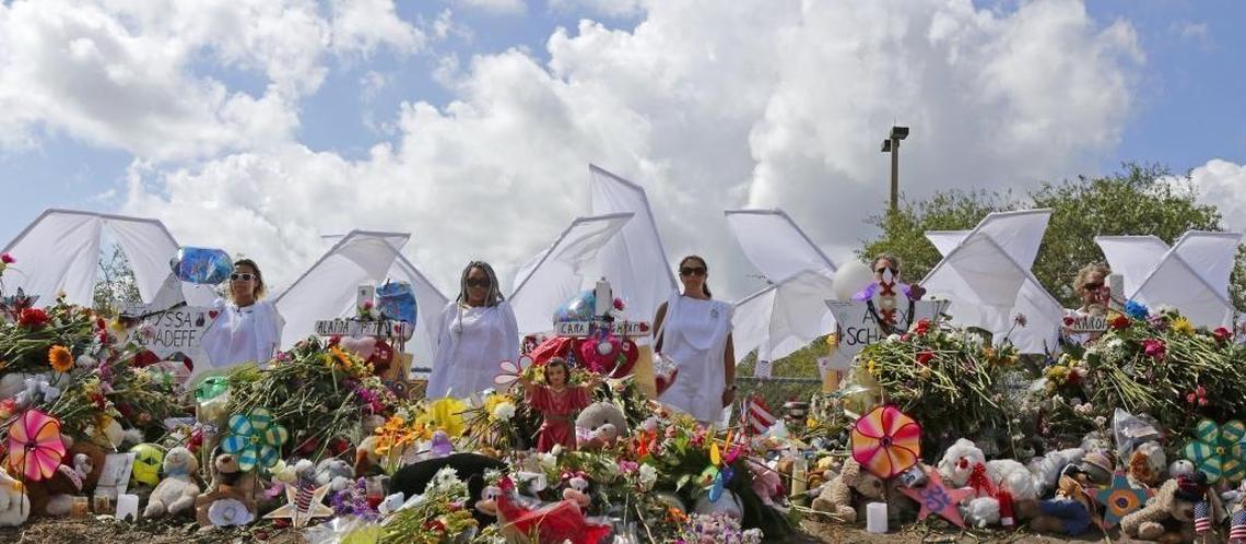 Algunos, vestidos como ángeles, fueron el 25 de febrero del 2018 a la escuela Marjory Stoneman Douglas a rendir tributo a las víctimas de la peor masacre en una escuela secundaria de Estados Unidos.