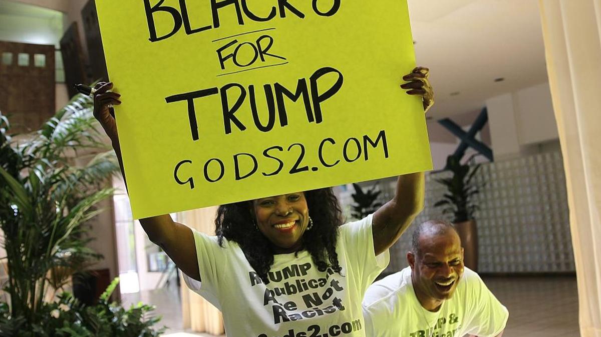 Dwettae Hunter e Israel Betzal, apoyan al candidato republicano Donald J. Trump, y muestran su entusiasmo durante un evento de campaña en Miami, el viernes.