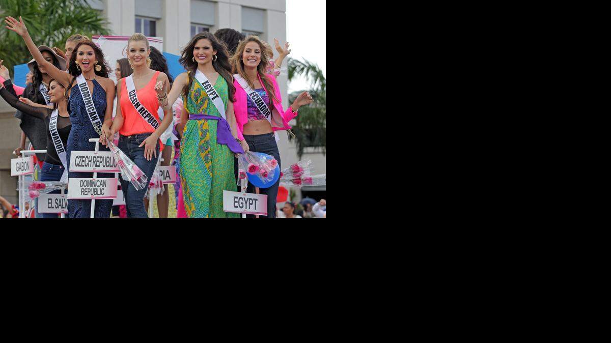 Aspirantes de Miss Universo desfilan por las calles de Doral.