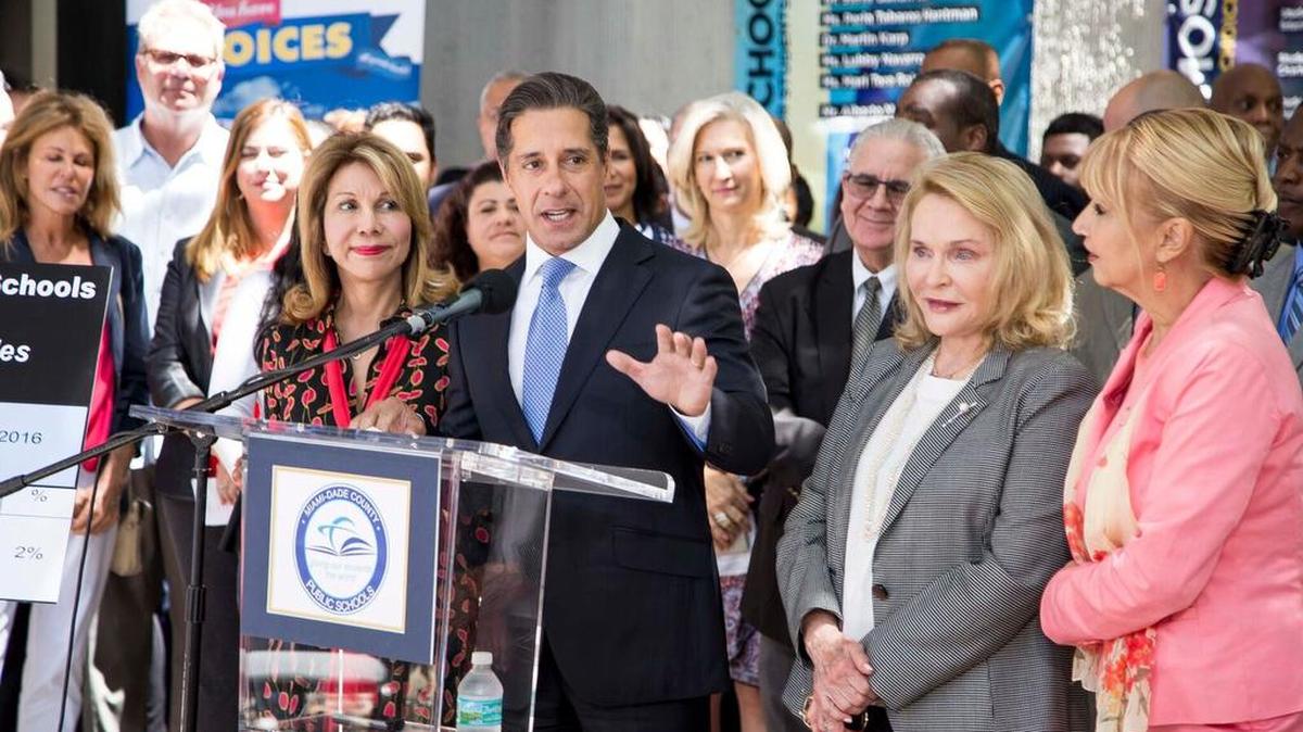 El superintente escolar Alberto Carvalho (cen.) anuncia el miércoles en una conferencia de prensa los logros de las escuelas públicas de Miami-Dade.