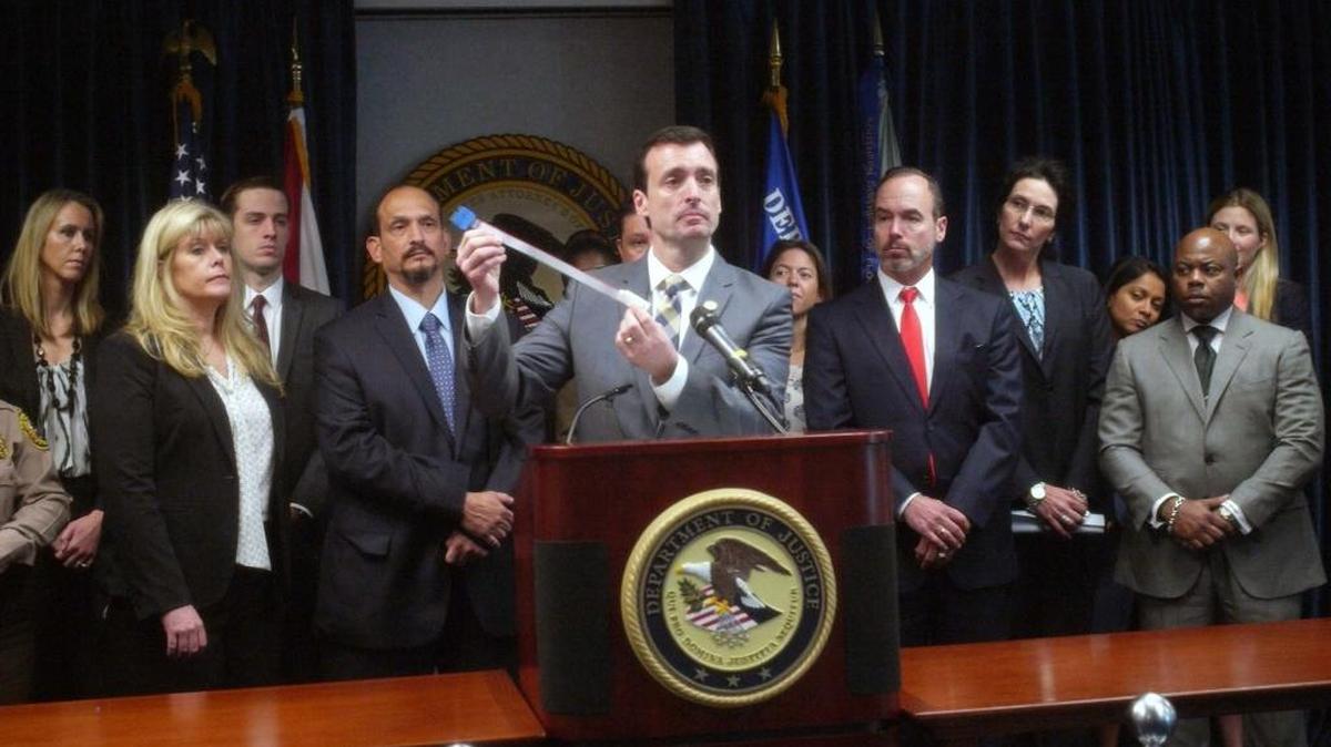 El Fiscal Federal del distrito sur de Florida, Wifredo Ferrer, muestra el martes un dispositivo utilizado en las bombas de gasolina para robar la identidad, durante una rueda de prensa junto a otros funcionarios federales de diversas agencias.