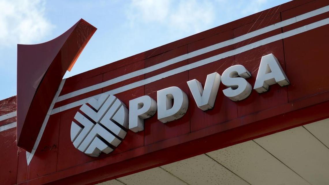 Imagen del logotipo de la petrolera estatal venezolana PDVSA, vista en una gasolinera en Caracas, el 14 de noviembre de 2017.