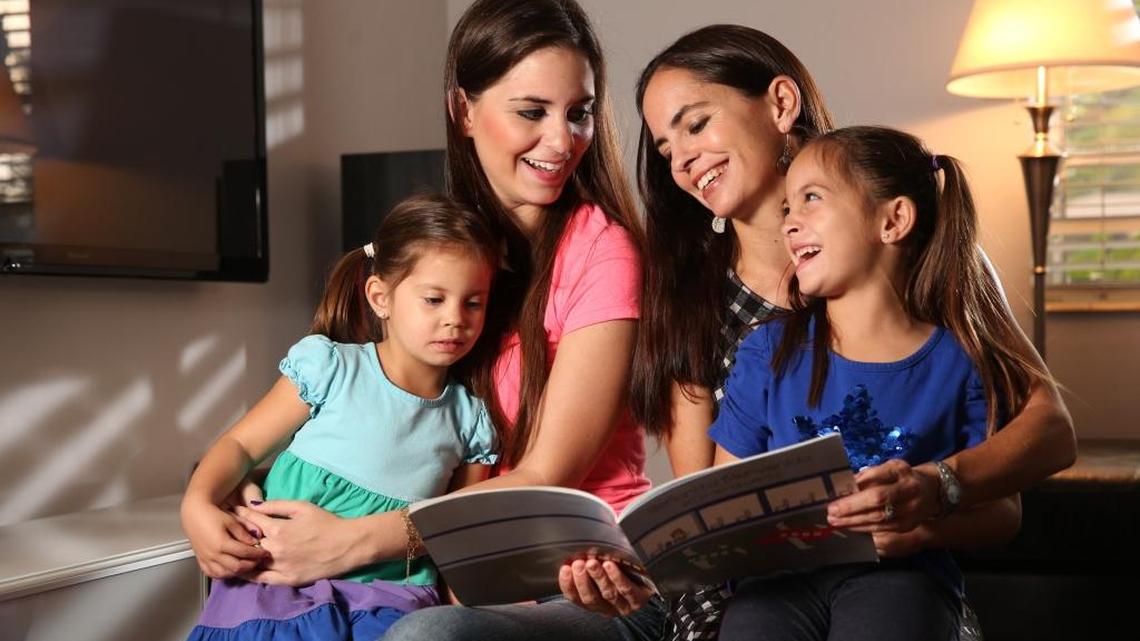 En la casa, léales a sus hijos libros en español; y hábleles en ese idioma.