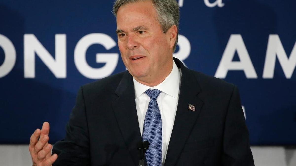 El ex gobernador de Florida, Jeb Bush, habla en febrero en Carolina del Sur durante un mitin.