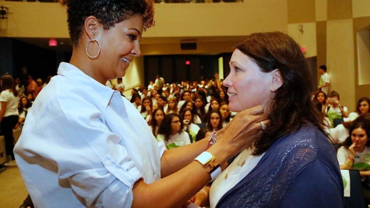 Miami-Dade se convirtió el lunes en el primer distrito escolar del país en implementar el programa Sandy Hook Promise. racy Mourning (izq.) habla con Nicole Hockley, fundadora de Sandy Hook Promise.