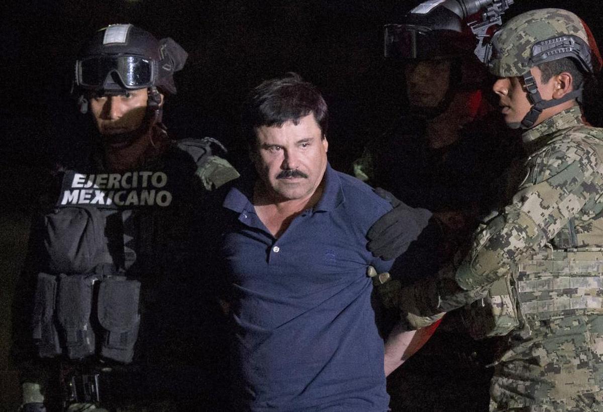 El capo mexicano de las drogas ‘El Chapo’ Guzmán es escoltado por militares mexicanos a un helicóptero que lo espera en un hangar federal en la Ciudad de México en enero del 2016, después de ser capturado tras escapar de una prisión de máxima seguridad. El Cartel de Sinaloa ha lavado ganancias de las drogas a través de la compraventa de oro que a veces termina en Miami.