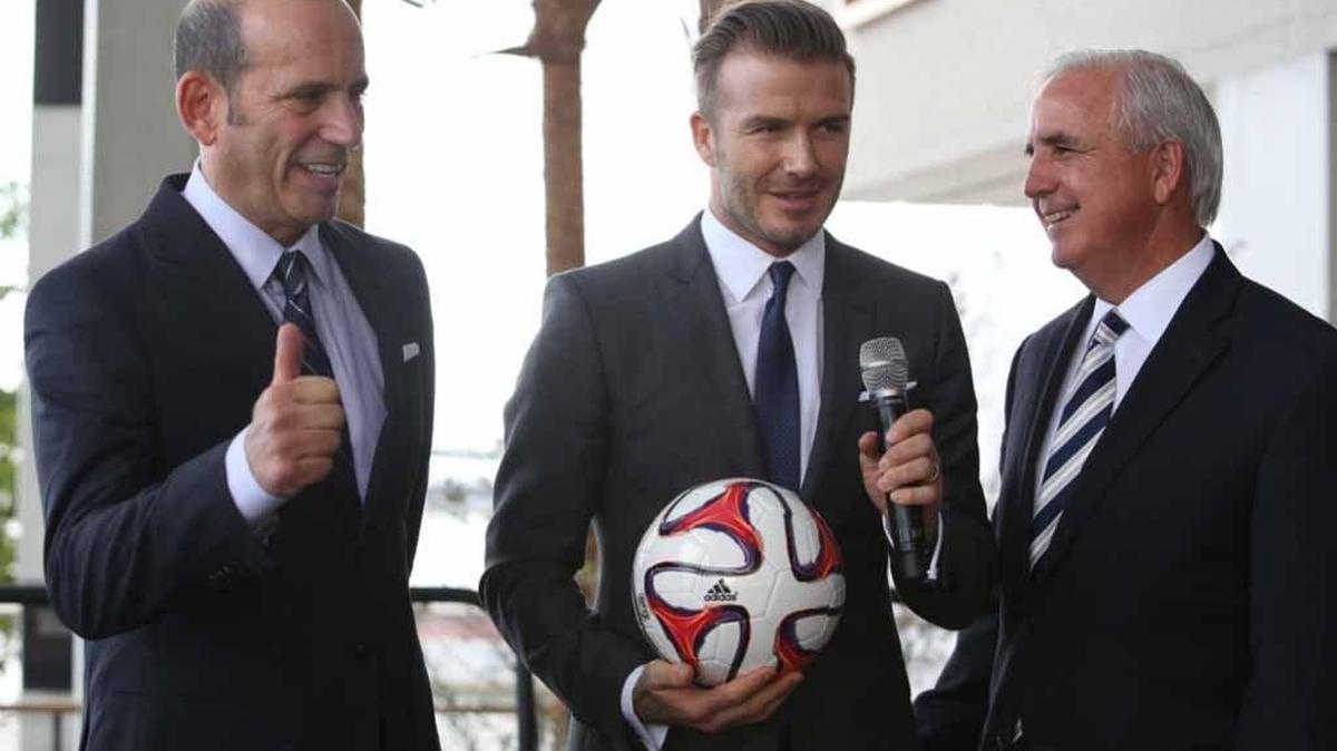 Don Garber , izq. comisionado de fúbol, David Beckham y el alcalde de Miami-Dade Carlos Giménez en febrero del 2014.