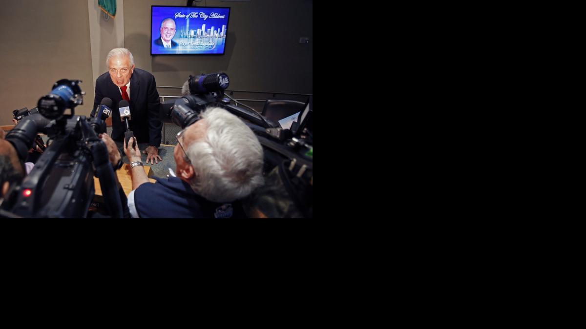 
El alcalde de Miami, Tomás Regalado, habla con la prensa luego de pronunciar su discurso sobre el estado de la Ciudad el miércoles en el Ayuntamiento.
