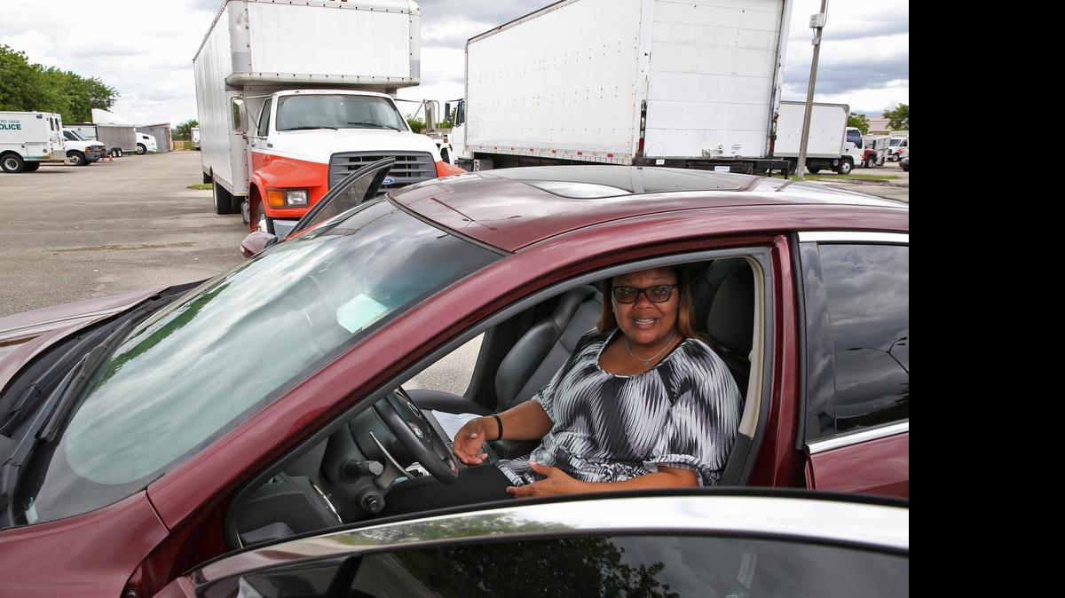 
La agente de policía de Miami-Dade Police PIO, Robin Pinkard, muestra el Nissan Maxima del 2011 que fue incautado y subastado por el departamento de policía.


