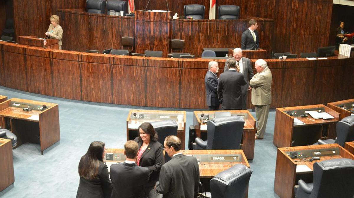 
Senadores esperan en receso para que la Cámara actue en el último día de la sesión especial. 

