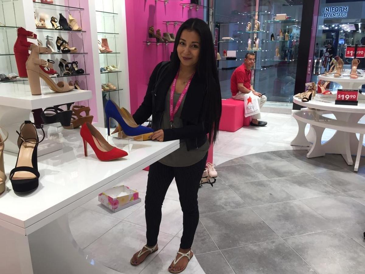 Karla Conde, vendedora de la tienda A’gaci en International Mall, que tiene una gran afluencia de clientes que buscan ropa de fiesta, zapatos y accesorios para esperar el 2018.