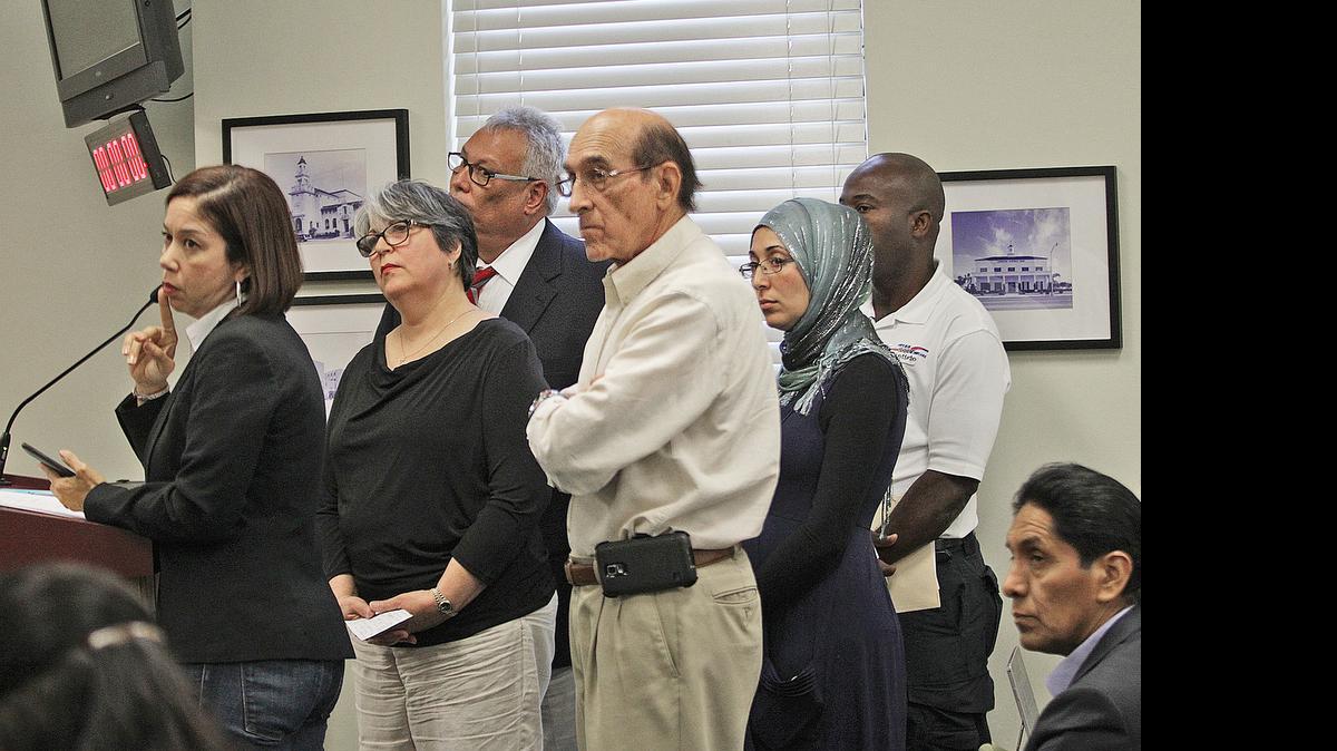 
Varios de los vecinos y autoridades municipales de North Miami que expusieron este miércoles sus testimonios sobre el ruido excesivo de una tintorería industrial que opera a solo pies de una zona residencial. 


