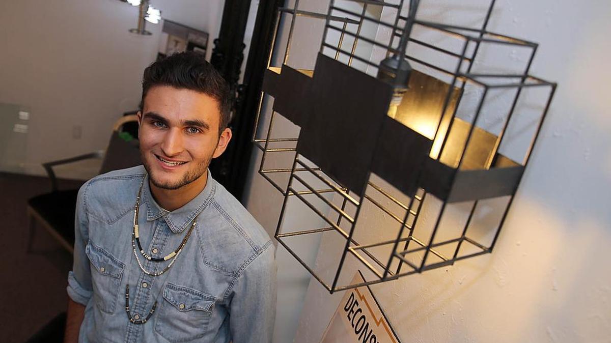 
Calvin Hrezik, estudiante del Art Institute’s Miami International University of Art and Design, frente al diseño “Deconstructed Deco”, ganador del segundo lugar del Farrey’s Lighting and Bath Lighting Design Contest.
