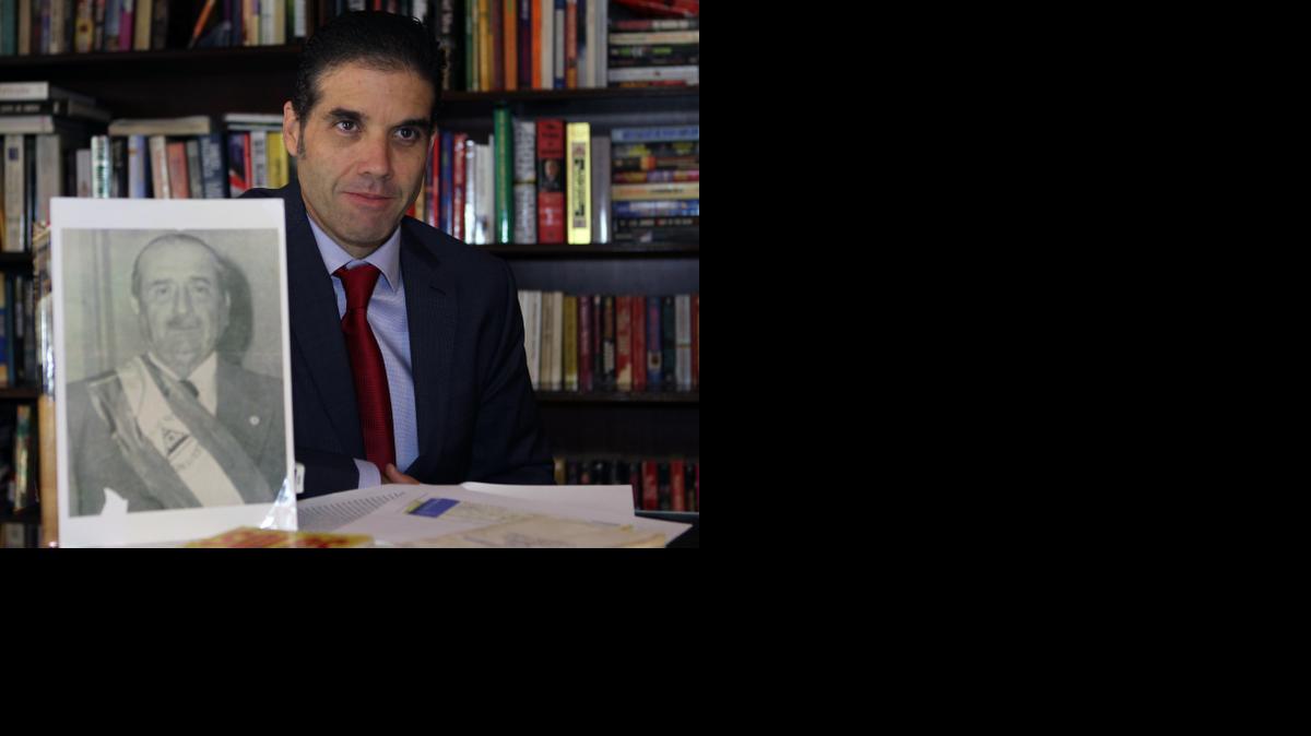 
Luis Urcuyo muestra algunos de los documentos con los que fundamenta la reclamación a Citibank y una imagen de su abuelo, el fallecido ex presidente nicaragüense Francisco Urcuyo Maliaños.
