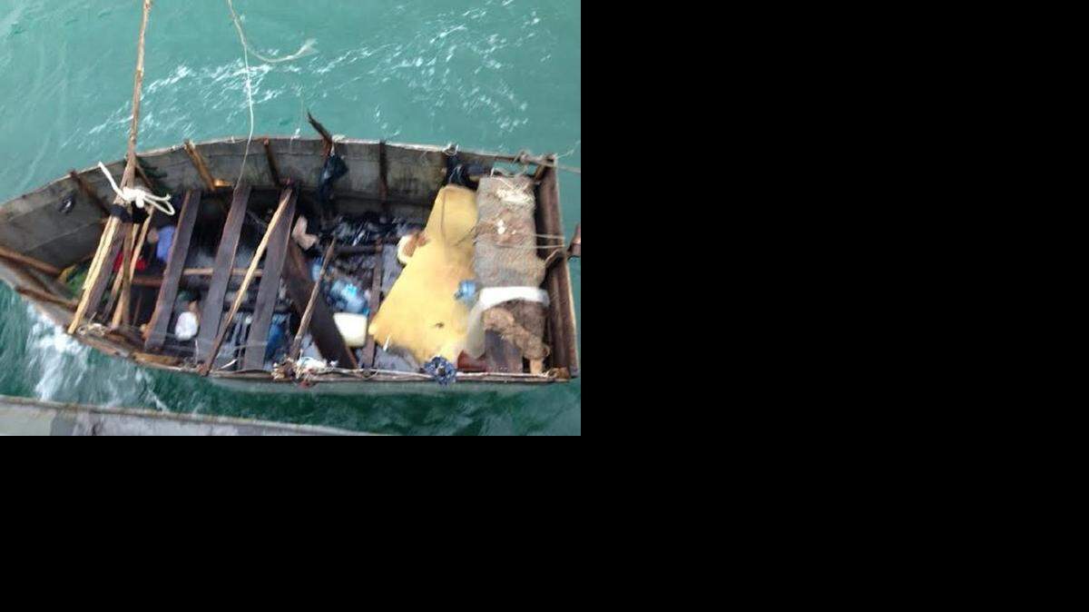 
Quince cubanos fueron rescatados el 31 de agosto por la Armada de México en aguas cercanas a Puerto Progreso, Yucatán, luego de haber estado casi un mes a la deriva a bordo de una frágil embarcación. Otros 17, entre ellos, una mujer embarazada, fallecieron durante la travesía. Al cabo de veinte años de la llamada “crisis de los balseros” de 1994, 2059 cubanos fueron interceptados por la guardia costera estadounidense cuando intentaban llegar a las costas de la Florida al cierre del año fiscal en septiembre.
