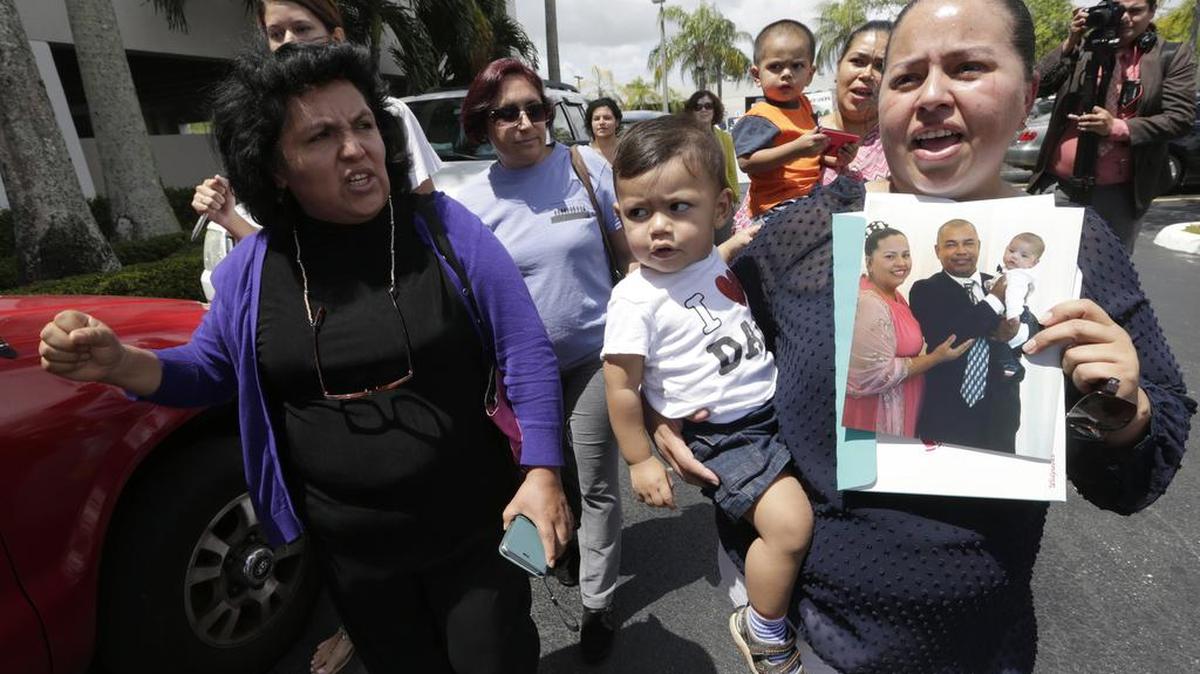Elissett Saenz (der.) protesta el miércoles en Miami la detención de su esposo, Charlie Rodríguez, quien está bajo custodia desde que asistió a una cita con el ICE en marzo.