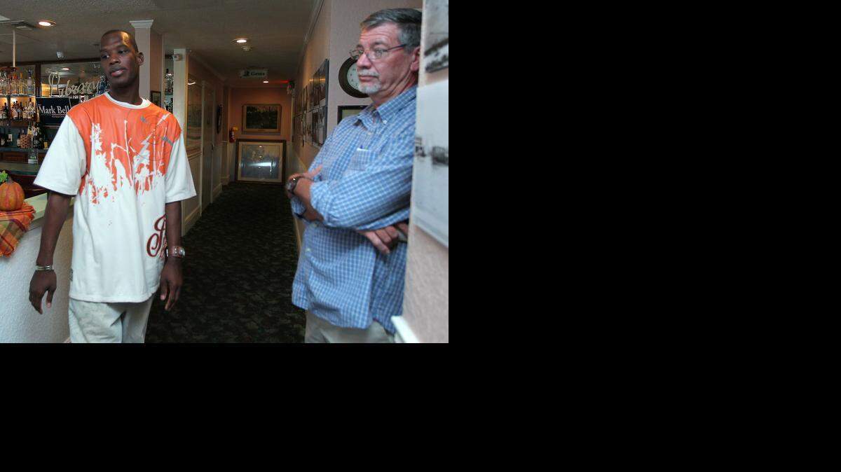 <cutline_leadin>James Brady</cutline_leadin> (izq.) y Mark Bell, candidato a la alcaldía de Homestead, hablan con un reportero de el Nuevo Herald en octubre del 2013.
